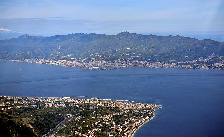 Lo stretto di Messina, nel punto dove si prevede la costruzione del ponte, fotografato nell'ottobre 2022