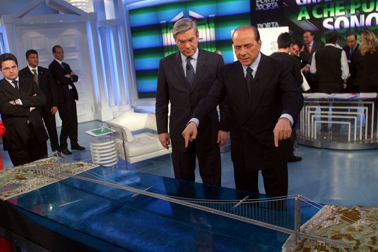 Lunardi, Berlusconi and the model of the bridge across the Strait in 2004 Porta a Porta, Rai