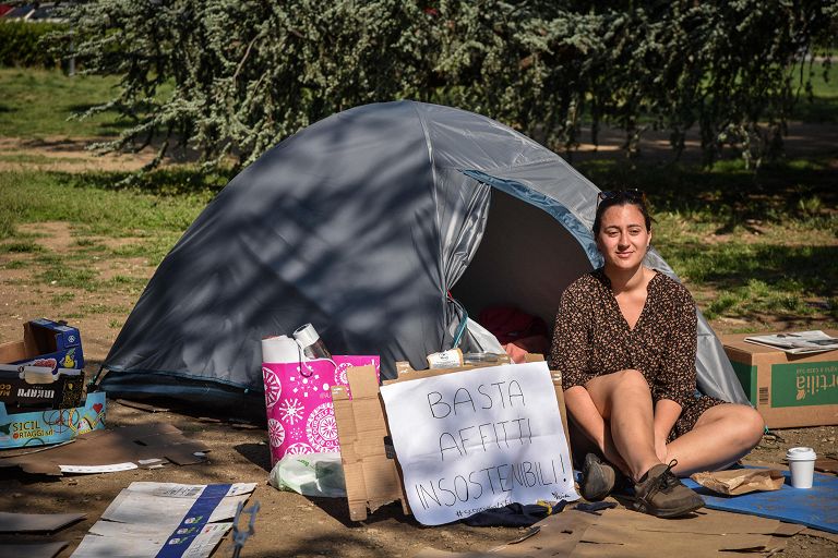 ایلاریا لامرا، دانشجوی پلی تکنیک، در چادری در پیاتزا لئوناردو در میلان در اعتراض به اجاره بهای بالا