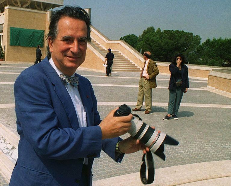 L'architetto Paolo Portoghesi impugna una macchina fotografica durante l'inaugurazione della Moschea di Roma