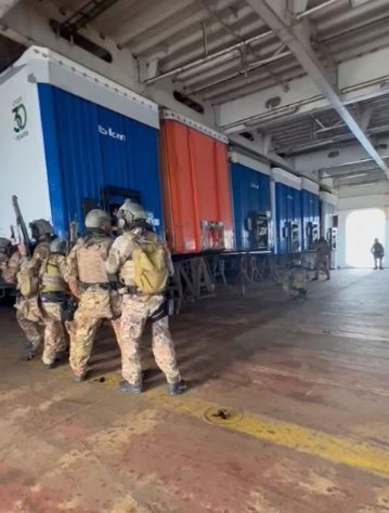 Il fermo immagine mostra i militari italiani in azione sul mercantile Galata Seaways, Napoli