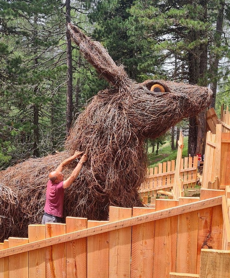 The Buffaure maxi rabbit created in a maxi wooden labyrinth by the Trentino artist Franz Avancini