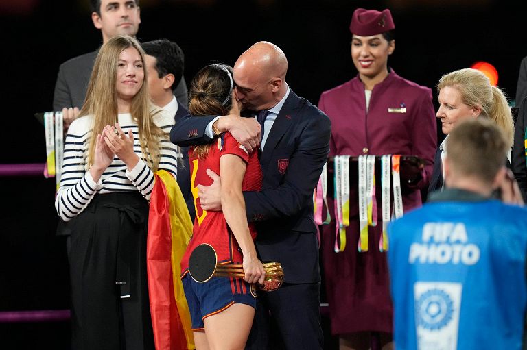 Aperta inchiesta per il bacio del presidente federale Luis Rubiales alla calciatrice Jenni Hermoso