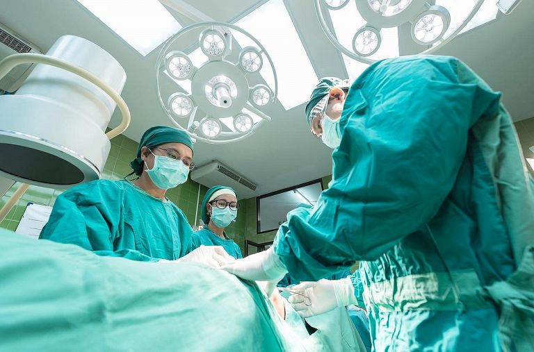 medici in sala operatoria, foto generica