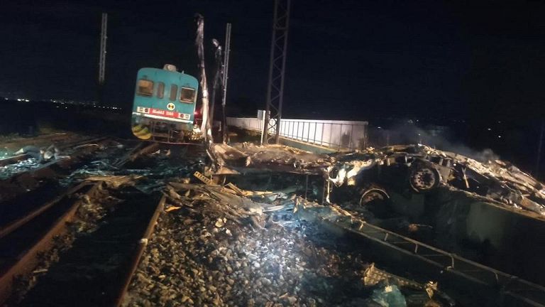 Treno travolge camion, morti i due conducenti