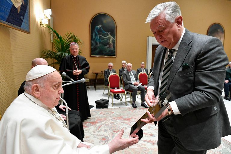 Pope Francis welcomes the Celtic team