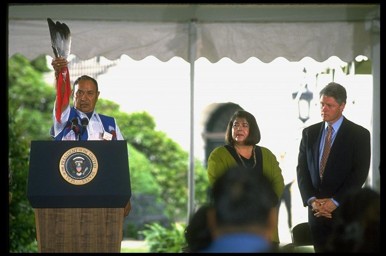 William J. Clinton, Wilma Mankiller Pres. Bill Clinton e Wilma Mankiller (C), capo della nazione Cherokee tra i rappresentanti di 545 nativi americani