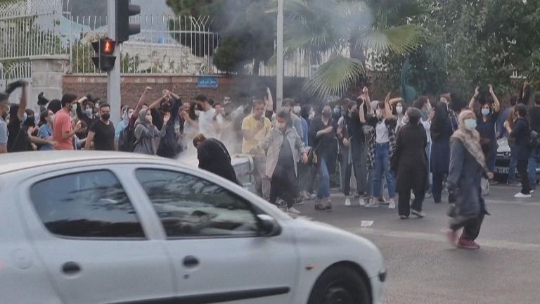 Le forze di sicurezza fanno fuoco sui manifestanti in Iran 16/09/23