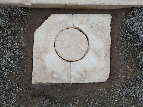 Il chiusino in marmo sottratto nel 2021 a Pompei