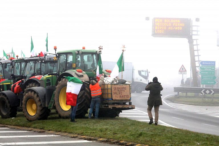 Manifestazione con i trattori a Melegnano