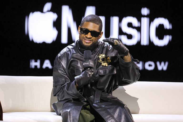Usher protagonista dello show nell'intervallo del Super Bowl
