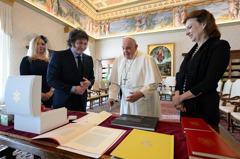 Il presidente argentino e lo scambio di doni col Papa
