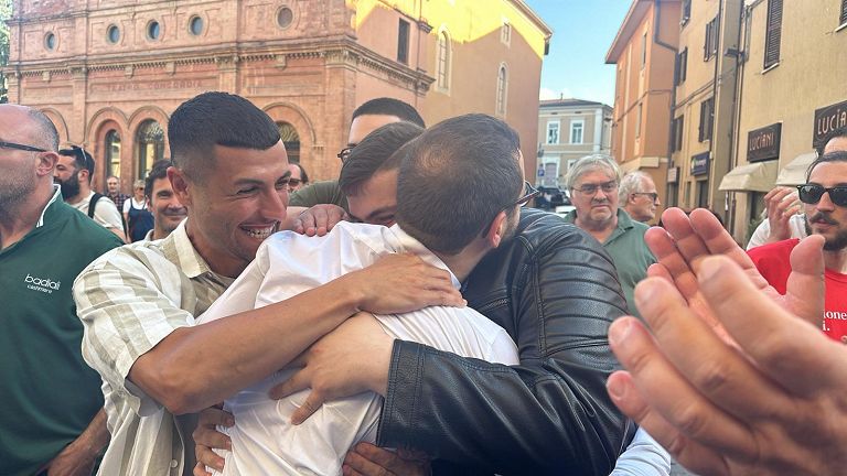Michele Moretti del centrosinistra festeggia la vittoria a Marsciano