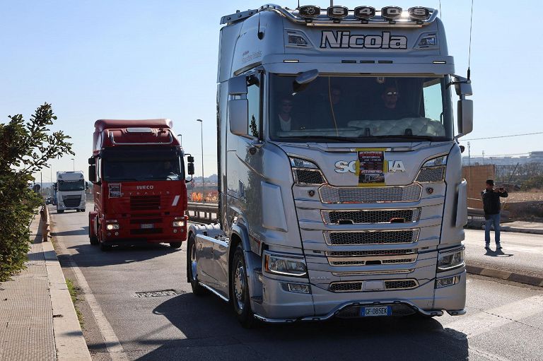 Gli autotrasportatori, partiti da Altamura, da giorni in protesta per riportare all'attenzione del governo la crisi con cui è alle prese il settore a causa del caro carburante, Bari, 19 ottobre 2026