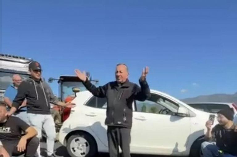 Don Mimì Tropiano benedice i camionisti durante il blocco
